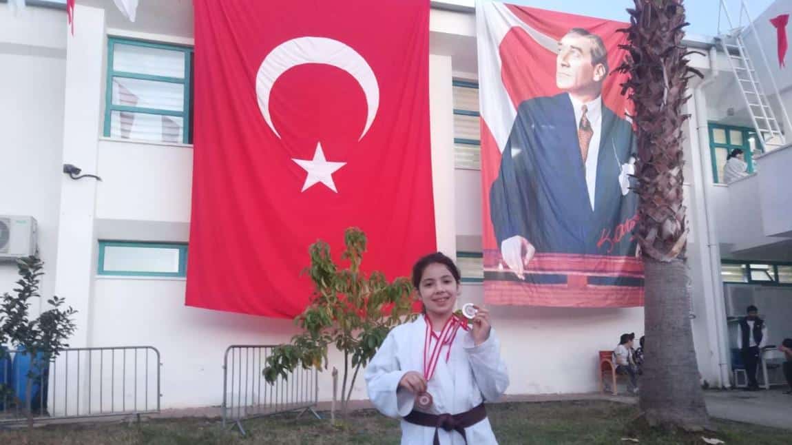 Okulumuz 4/C SINIFI Öğrencisi Zehra CANBAZ Jujitsu Türkiye şampiyonasında 2. Fighatta 3. olmuştur Öğrencimizi tebrik eder,başarılarının devamını dileriz.